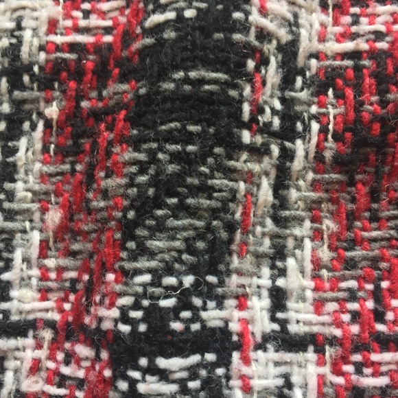 Adorable Plaid Skirt with Zipper & Leather Accents - Picture 2 of 5